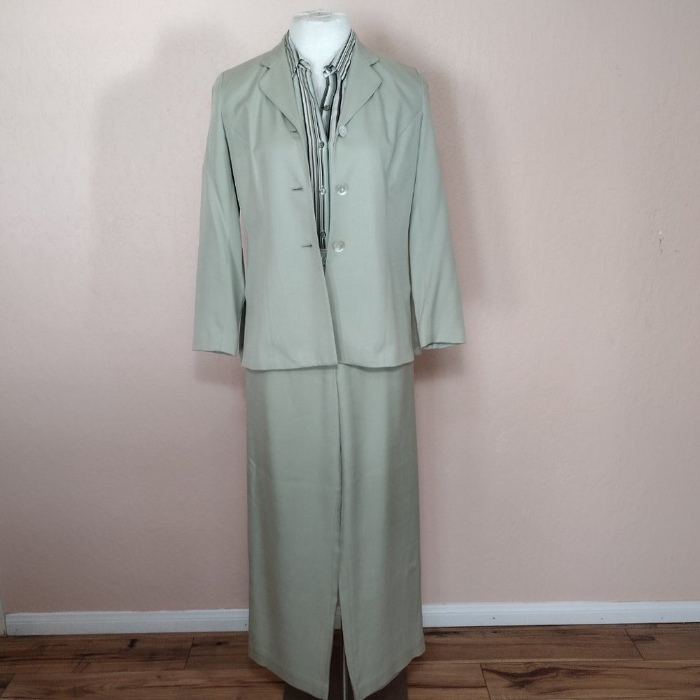 Business or Casual Three-Piece Silk Suit - Picture 3 of 16